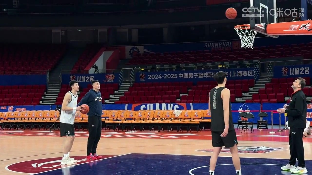 DB真人旗舰玩心大起！杜锋执着边线投篮 与王少杰比罚篮宝刀不老