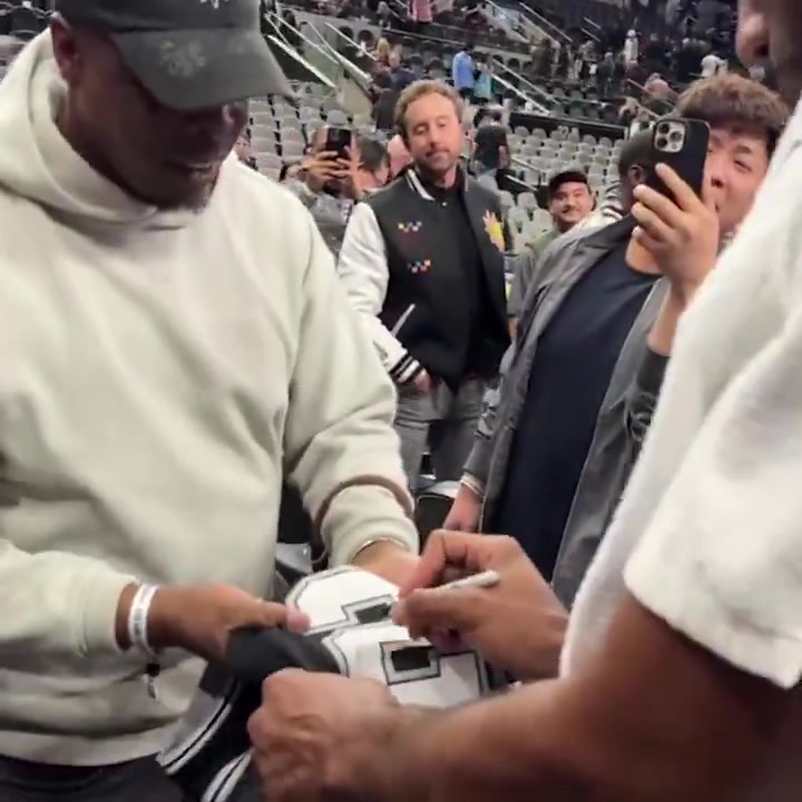 DB官网在线登录入口我都已经放下了！球迷拿着自己的马刺球衣 小卡暖心送上签名😊