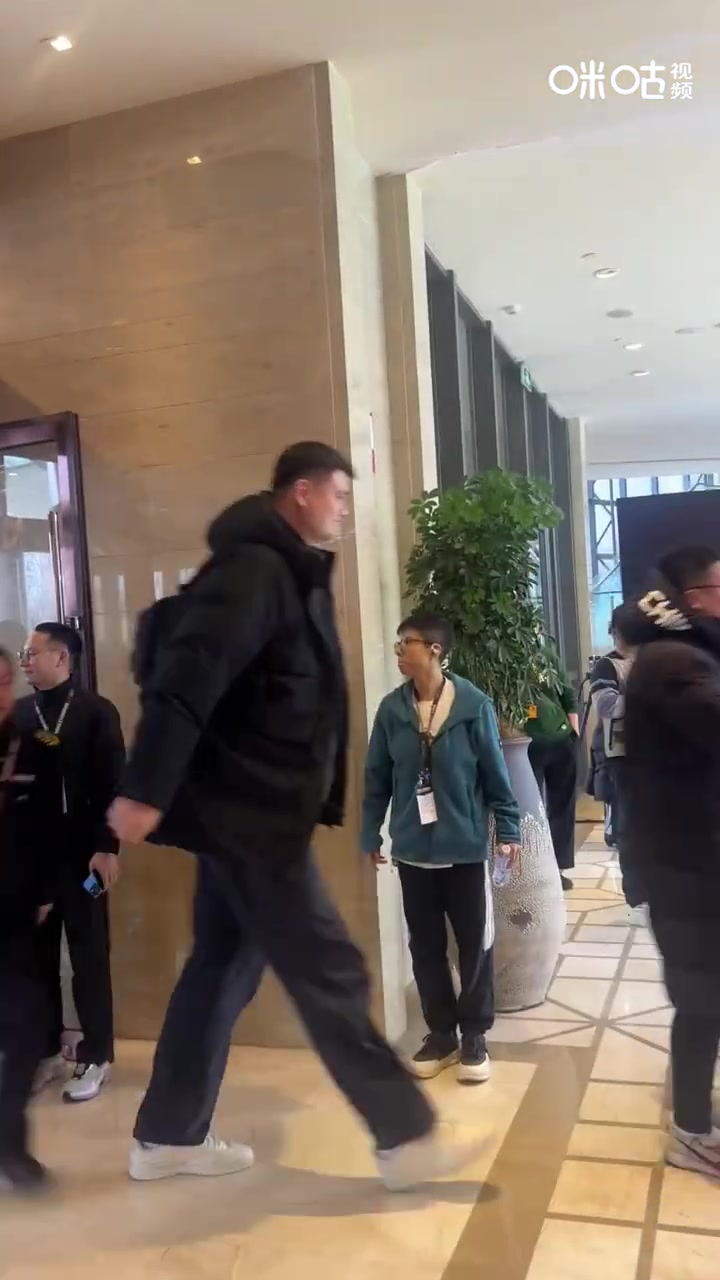 DG视讯官网平台大姚来了！前篮协主席姚明抵达全明星酒店