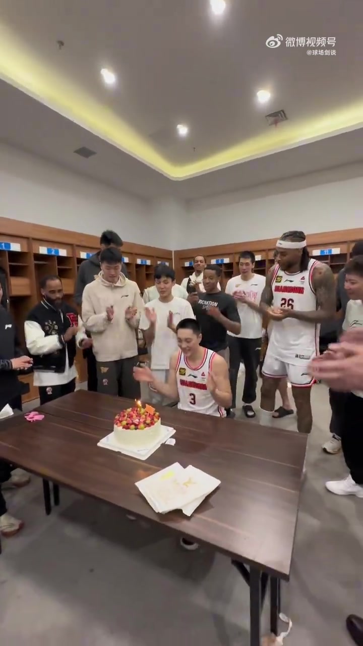 DB视讯官方登录入口广东赛后在更衣室为胡明轩庆祝生日 莫兰德将小胡按进蛋糕里🎂