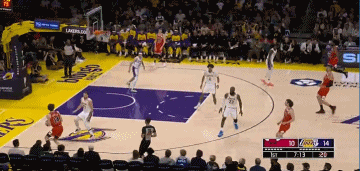 DB电子官网不怵大场面!新秀布泽利斯半场9中5拿10分 上演背运突破单臂暴扣