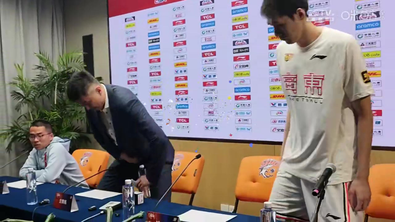 DB官网在线登录入口最后时刻发球罚球困扰中国球员？杜锋：这是CBA 下次问下郭导