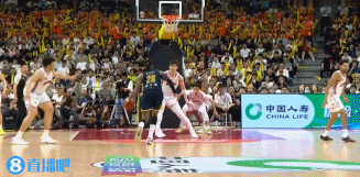 DB视讯官网顶防莫兰德时被撞到胸口！薛思佳：王哲林赛后第一时间去医院检查