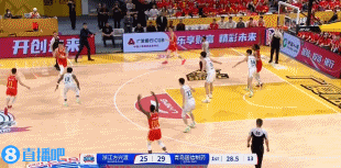 DB视讯官网运气不错！朱俊龙晃开防守漂移强投三分 压哨弹进篮筐