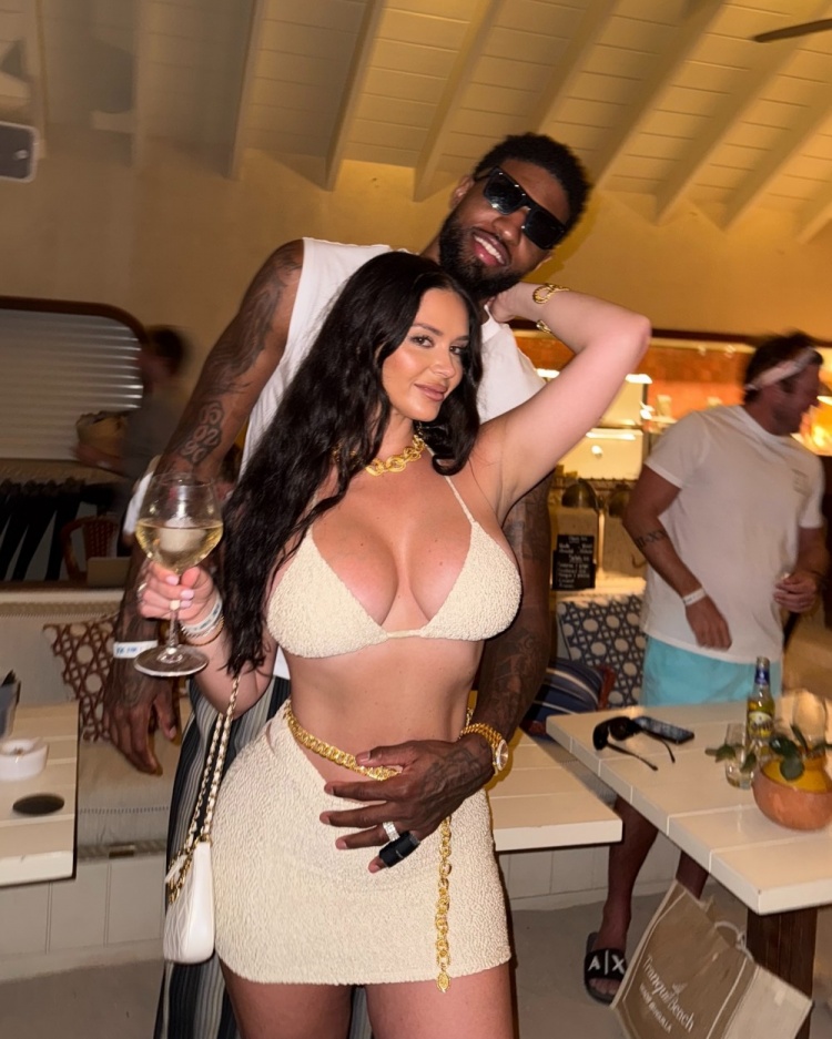 DB视讯官网🤩😘早早开启假期模式!乔治娇妻晒两人海边度假照🌞