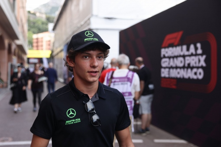 DG视讯官网平台安东内利：汉密尔顿给了我寄语&这让我充满感激，我把它钉在墙上